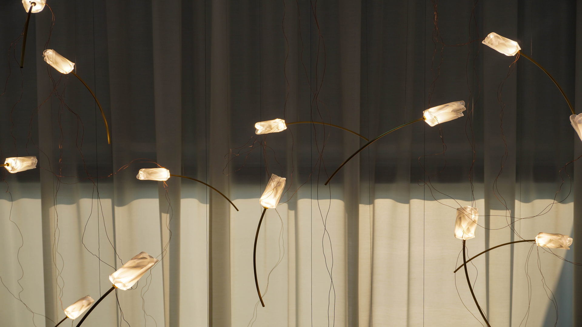 Instalacion Tulipanesh “Instalacion ndriçimi arkitektonik nga Vitalux – dizajn modern dhe atmosferë me dritë dekorative profesionale.”