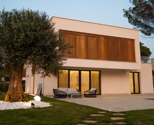 Ndriçim arkitektonik i jashtëm për vila nga Vitalux – dritë elegante dhe atmosferë natyrore.
