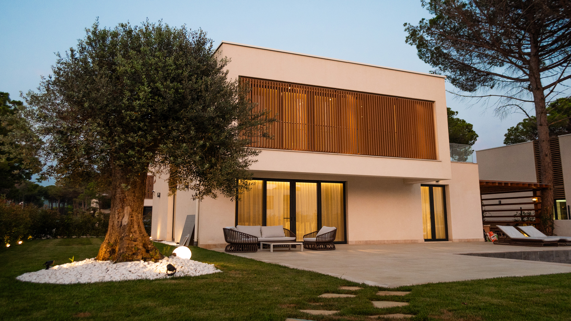 Ndriçim i Jashtëm Ndriçim arkitektonik i jashtëm për vila nga Vitalux – dritë elegante dhe atmosferë natyrore.