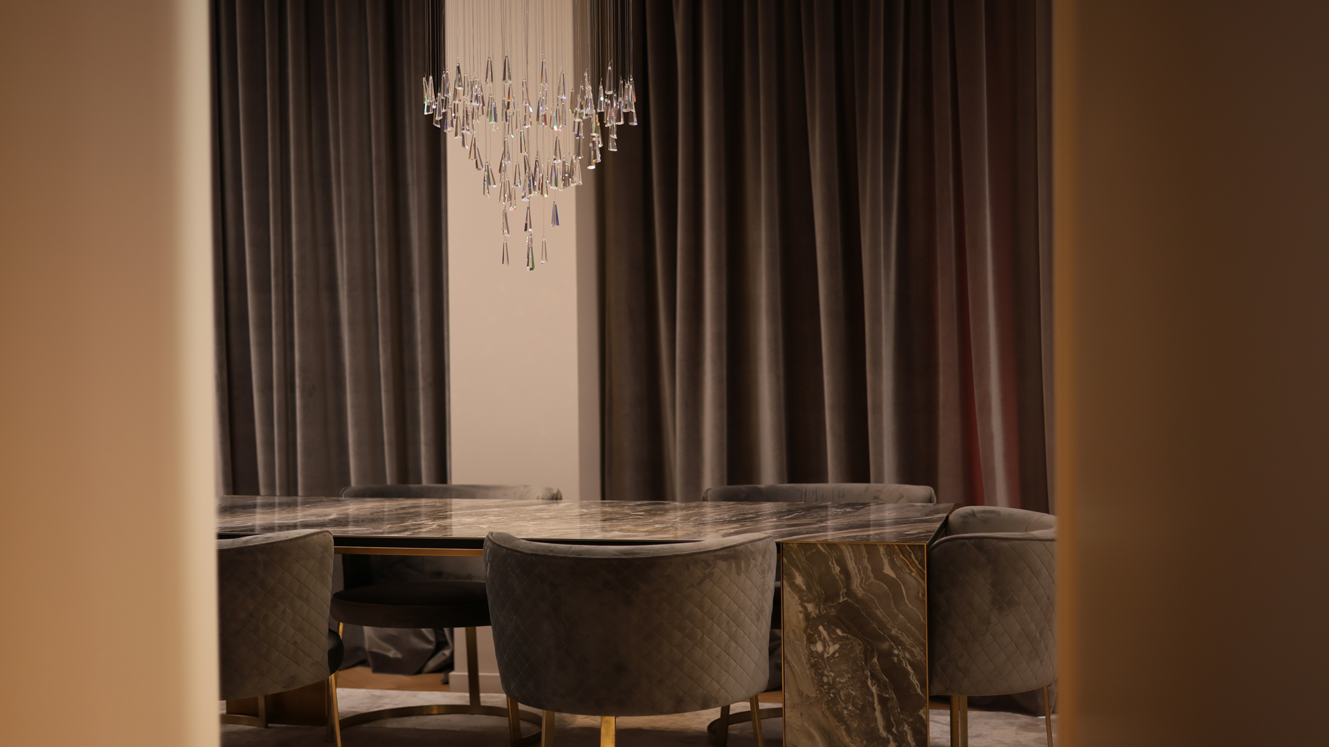ndriçim i brendshëm Ndriçim arkitektonik i brendshëm nga Vitalux – dritë elegante për ambiente moderne dhe të ngrohta.